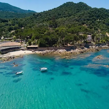 Group Near Sea In شاليه *
