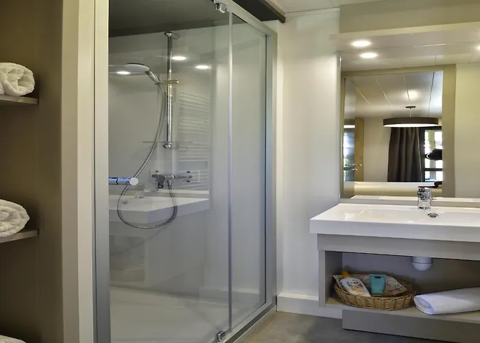 木屋 Group Near Sea In