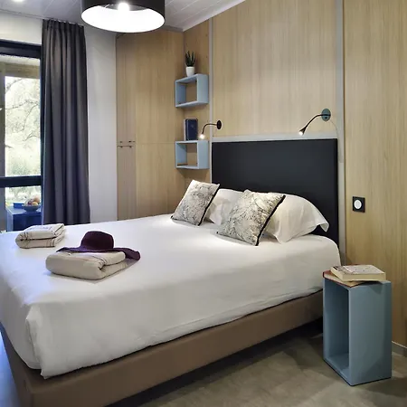 In A Complex With Direct Sea Access