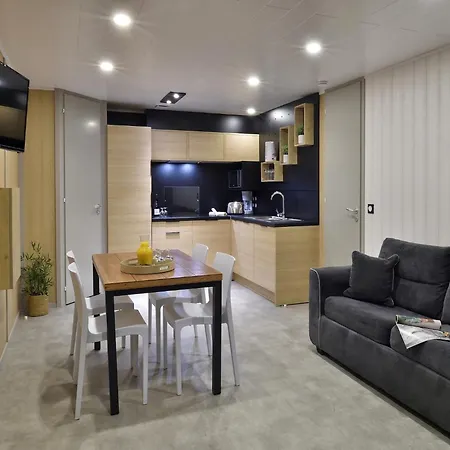 In A Complex With Direct Sea Access Chalet *